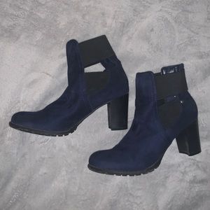Woman’s navy blue boots